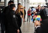 th_97116_Shakira_arriving_to_Buenos_Aires_CU_ISA_160508_10_122_118lo.jpg