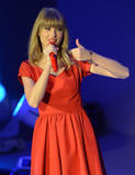 th_49880_Preppie_Taylor_Swift_turns_on_the_Westfield_Christmas_Lights_82_122_142lo.jpg