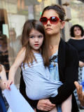 th_47470_Preppie_KatieHolmesandSurioutandaboutinnewYorkCity_April8201025_122_186lo.jpg