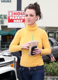 th_73732_celebrity-paradise.com-The_Elder-Britney_Spears_2010-01-26_-_Starbucks_and_Gets_Fancy_Nails_Done_384_122_187lo.jpg