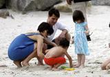 th_06281_Katie_Holmes5_Suri_and_Tom_Cruise_on_the_beach_in_Copa_Cabana_at_Sushi_place_CU_ISA_08_122_202lo.jpg