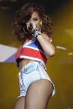 th_42160_celebrity_paradise.com_Rihanna_V_Festivall_033_122_214lo.jpg