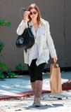 th_49238_Jessica_Biel_-_candids_while_out_and_about_in_LA_April_9_13_123_217lo.JPG