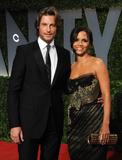 th_13833_Celebutopia-Halle_Berry_arrives_at_the_2009_Vanity_Fair_Oscar_party-33_122_37lo.JPG