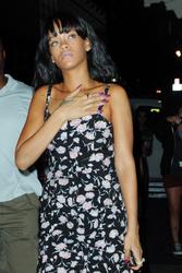 th_185295877_RihannaheadstoTGIFridaysrestaurantinNewYorkCity5.7.2012_37_122_435lo.jpg
