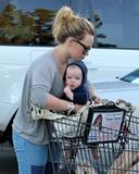 th_10123_Preppie_Hilary_Duff_grovery_shopping_with_her_family_34_122_443lo.JPG