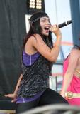 http://img230.imagevenue.com/loc535/th_12270_Vanessa_Anne_Hudgens_-_2008-08-07_-_performs_as_the_STARBURST_122_535lo.jpg