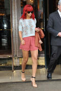 th_89588_RihannaleavesPlazaAtheneeHotelParis8.10.2010_27_122_589lo.jpg