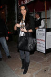 Kim Kardashian (Ким Кардашьян) - Страница 4 Th_55522_Preppie_-_Kim_Kardashian_arrives_at_Il_Sole_restaurant_-_Nov._11_2009_572_122_595lo