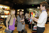 th_27995_KristenBell_shops_at_Henri_Bendel_36_122_86lo.jpg