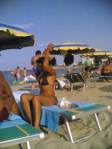 Italiana-Mom-On-The-Beach-11nrdlo0vx.jpg