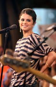 http://img230.imagevenue.com/loc218/th_06130_SelenaGomez_GoodMorningAmerica_NYC_230910_028_122_218lo.JPG