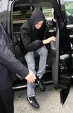 http://img230.imagevenue.com/loc230/th_26936_Robert_Pattinson_2009-06-01_-_Arrives_at_LAX_637_122_230lo.jpg